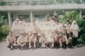 Kak-Nurul-Ihsan-paling-depan-jongkok-kedua-dari-kiri-saat-kelas-3-SMA-Islam-Cipasung-Tasikmalaya-1995